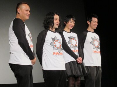 「第4回沖縄国際映画祭」にて「タバコイ ～タバコで始まる恋物語～」の舞台挨拶に登場したピース又吉、品川庄司・庄司、遠藤久美子、中川通成監督。