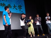 「世界で一番ゲスいページのめくり方」をジェスチャーする綾部。