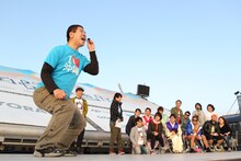 「第4回沖縄国際映画祭」のアジア連動企画として行われた「KYORAKU PRESENTSアジアコメディフェス」でトリを務めたFUJIWARA原西（手前）。