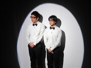 特別公演「脇役たちの大冒険」の開演前に登場したおぎやはぎ。休憩から座席に戻ってくる観客を温かく迎えた。