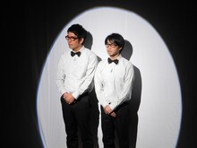 特別公演「脇役たちの大冒険」の開演前に登場したおぎやはぎ。休憩から座席に戻ってくる観客を温かく迎えた。