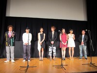 映画「ハイザイ～神さまの言うとおり～」舞台挨拶に登場した、笑い飯・西田、落合モトキ、ともさかりえ、ラッキーカラーズ、スネオヘアー、福永周平監督。