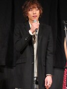 落合モトキは「おいしいタコライスを見つけた」とご満悦。