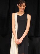 ともさかりえは、「先月北谷で撮影したんですが、１カ月後に作品が観られるなんてビックリ」とコメント。