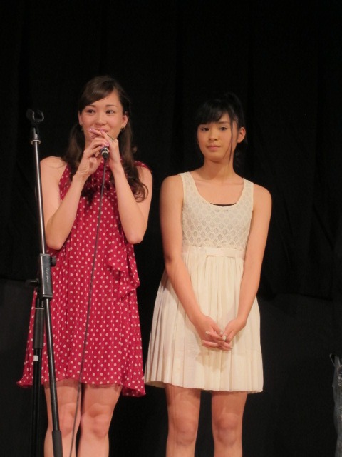 ラッキーカラーズのALISAとMIINAは、「初めての映画撮影で、楽しかったです」と感動した様子だった。