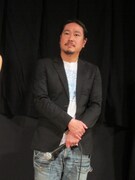 不審者役の笑い飯・西田。