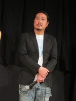 不審者役の笑い飯・西田。