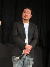 不審者役の笑い飯・西田。