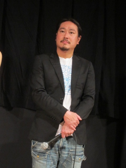 不審者役の笑い飯・西田。