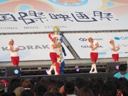 「ピラメキーノ」のはんにゃ、フルーツポンチはピラメキ体操を披露。