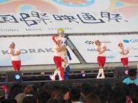 「ピラメキーノ」のはんにゃ、フルーツポンチはピラメキ体操を披露。