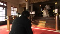 「バカリズム THE MOVIE」制作ドキュメント総集編の一場面。第1回でヒット祈願のため神社で祈祷を受けた。