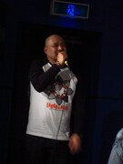 司会を務めたこりゃめててーな大江。西野から「マイクの持ち方がmckj」とツッコまれた。