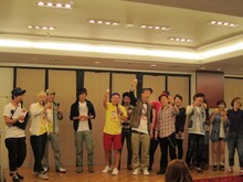 3月26日から28日まで行われる「よしもと若手芸人と楽しむ 沖縄エンジョイツアー」に参加している2700、ジャングルポケット、パンサー、チョコレートプラネット、スパイク、横澤夏子、田中涼子。