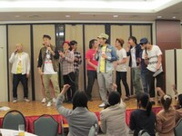 観客がバイキングで料理を選んでいる間にツネのオンステージ。