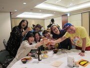 各テーブルを回るメンバーたち。