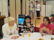 各テーブルを回るメンバーたち。