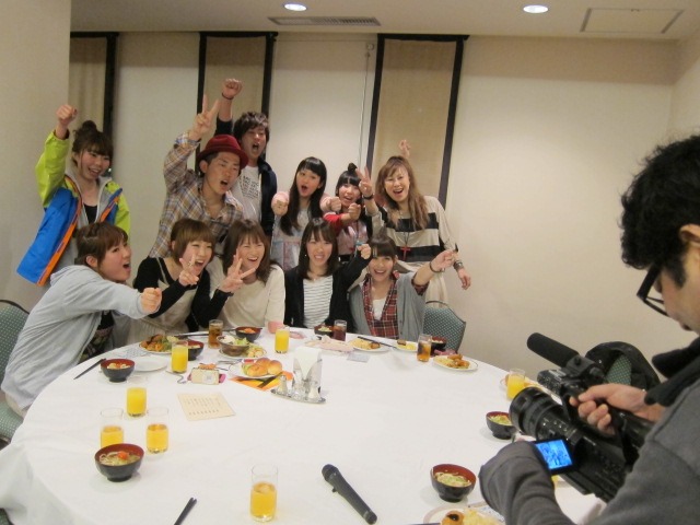 各テーブルを回るメンバーたち。