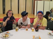 各テーブルを回るメンバーたち。