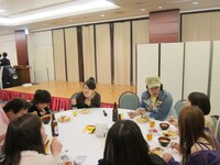 各テーブルを回るメンバーたち。