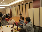 スタッフに席をとられて悲しむツネ。