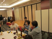 スタッフに席をとられて悲しむツネ。