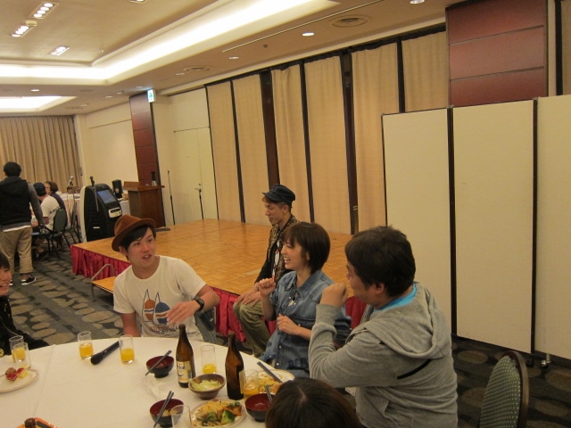 スタッフに席をとられて悲しむツネ。