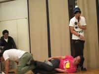 いつも斉藤と尾形が楽屋でやっているという四の字固めごっこ。