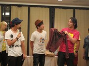 私物プレゼント大会。斉藤が手にしているのは「ロンドンハーツ」の私服ダサイ芸人で登場したシャツ。