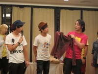 私物プレゼント大会。斉藤が手にしているのは「ロンドンハーツ」の私服ダサイ芸人で登場したシャツ。