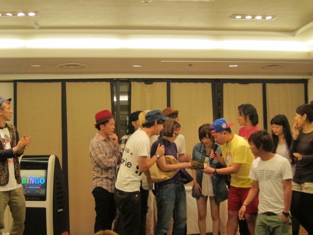 自分の高校時代の写真をプレゼントに添えた松浦。みんなで写真を見るも「斉藤洋介さん？」と言われてしまった。