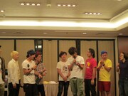 尾形はiPhoneケースの予定だったが、参加者からの掛け声で時計もプレゼントすることに。