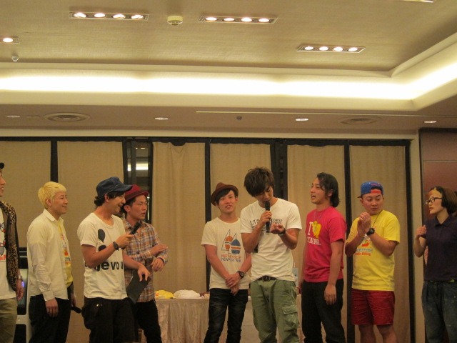 尾形はiPhoneケースの予定だったが、参加者からの掛け声で時計もプレゼントすることに。