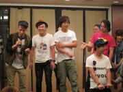 握手を求め、やらない、というくだりをずっと繰り返す斉藤と尾形。