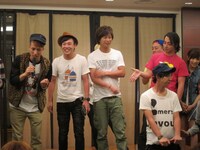 握手を求め、やらない、というくだりをずっと繰り返す斉藤と尾形。