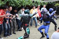 「フットンダ in 沖縄 極上グルメモジりツアー」後編で沖縄のご当地ヒーロー・琉神マブヤーのアクションを見守る芸人たち。(c)中京テレビ