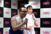 「バナナ炎」のDVD-BOX発売記念イベントに登場した放送作家・オークラ（左）と総合演出・椎葉（右）。2人はバナナマンとともに「ノープランロケ」に出演している。