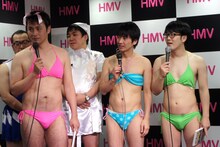 今回の「ノープランロケ」に帯同している「撮れ高次第」のアンジャッシュ児嶋、キングオブコメディ高橋、ドランクドラゴン鈴木（前列左から）。なぜビキニ姿なのか、明確な理由は特に語られなかった。
