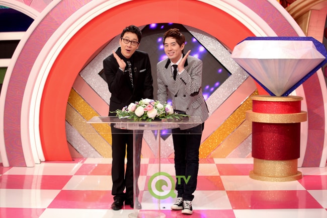 韓国版「ダイヤモンドガール」MCのイ・フィジェ（左）とBoom（右）。スタジオセットはダイヤモンドをモチーフにしたもの。(c)QTV