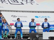 自分で考えた新デザインを発表する芸人たち。