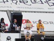 自分で考えた新デザインを発表する芸人たち。