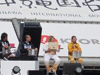 自分で考えた新デザインを発表する芸人たち。