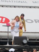 渡辺のジャージはサイズが合わず。せいじが「直美に恥かかさんといて！」とフォロー。