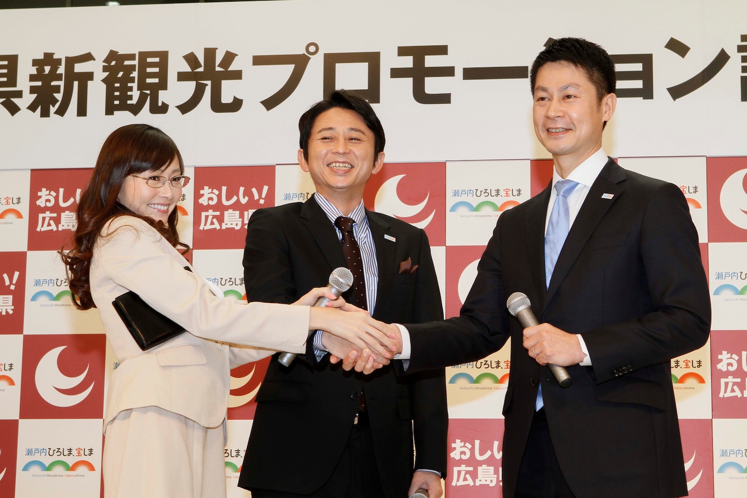 杉原杏璃、有吉弘行、湯崎英彦広島県知事（左から）。
