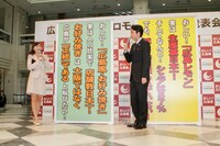 「広島県おしい！委員会」秘書・杉原杏璃（左）と委員長・有吉弘行（右）。発表会では広島の「おしい！」オススメポイントを列挙した。