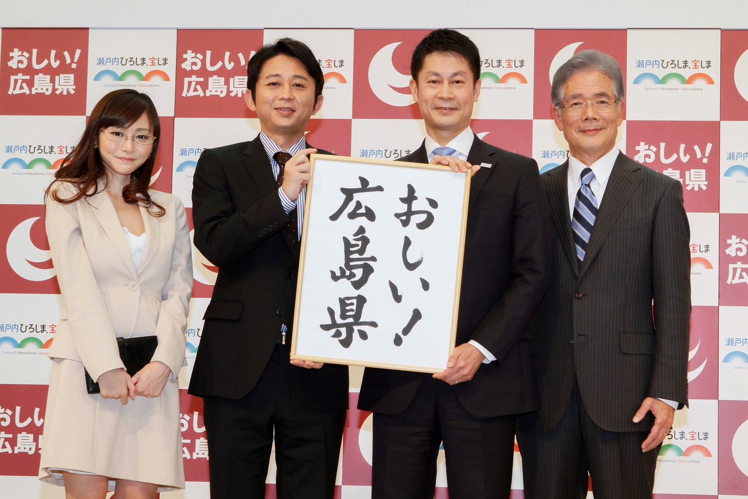 「おしい！広島県」新観光プロモーション記者発表会に登場した（左から）杉原杏璃、有吉弘行、湯崎英彦広島県知事、平松邦夫前大阪市長。