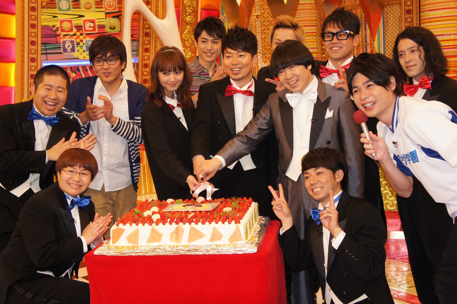 宮迫の誕生日が近いこともあり、スタジオには蛍原の顔が中央にあしらわれた豪華バースデーケーキが到着。宮迫は「身体のケアをしながら頑張りたい」などと語った。