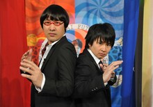 南海キャンディーズ山里（左）とオードリー若林（右）のたりないふたり。(c)日本テレビ