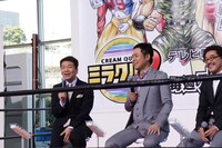 会見の一場面。