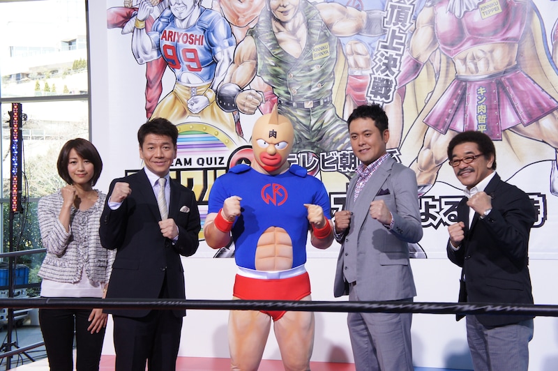 「くりぃむクイズ ミラクル9」と「キン肉マン」のタッグ結成お披露目会見に登場した（左から）前田有紀テレビ朝日アナウンサー、くりぃむしちゅー上田、キン肉マン、くりぃむしちゅー有田、具志堅用高。